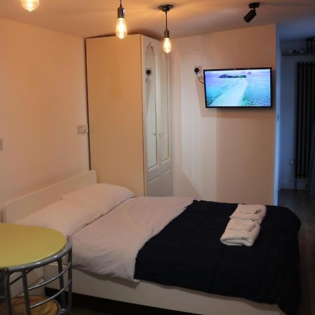 Self Contained, Double Bed Studio, Private Kitchen, Private Bath, Walking Distance To Harry Potter Watford  Bagian luar foto