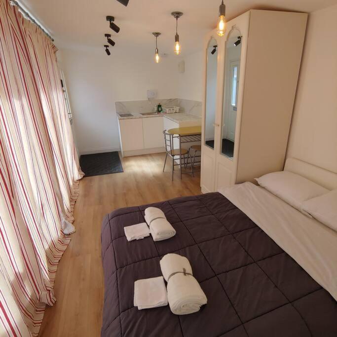 Self Contained, Double Bed Studio, Private Kitchen, Private Bath, Walking Distance To Harry Potter Watford  Bagian luar foto