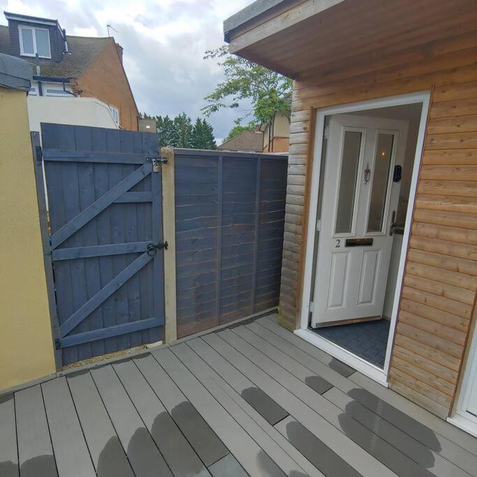 Self Contained, Double Bed Studio, Private Kitchen, Private Bath, Walking Distance To Harry Potter Watford  Bagian luar foto
