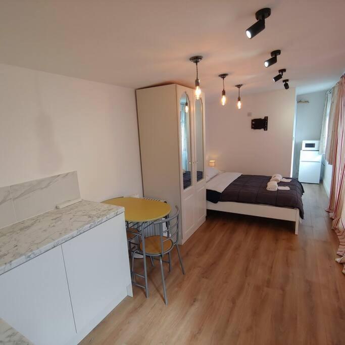 Self Contained, Double Bed Studio, Private Kitchen, Private Bath, Walking Distance To Harry Potter Watford  Bagian luar foto