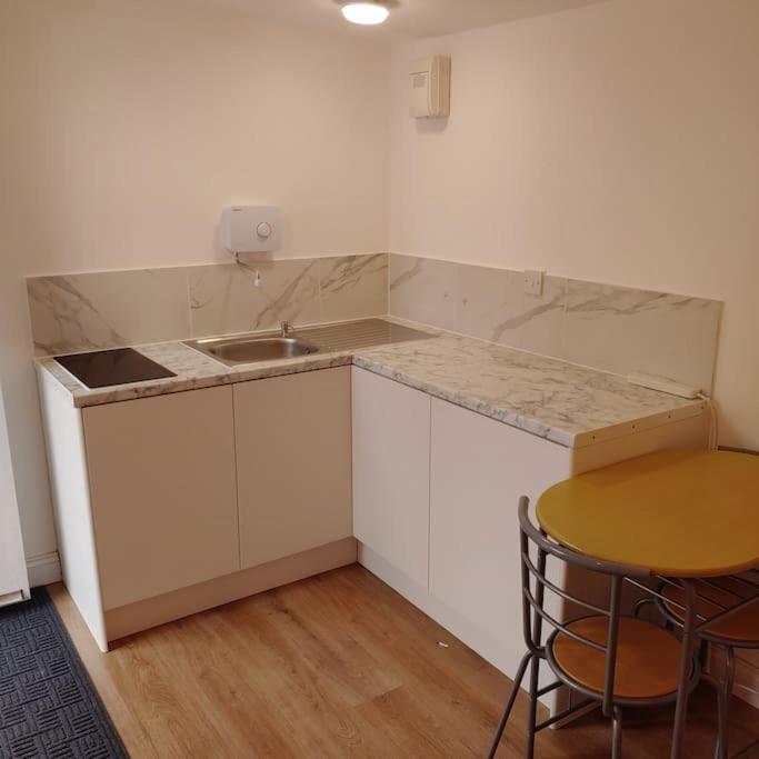 Self Contained, Double Bed Studio, Private Kitchen, Private Bath, Walking Distance To Harry Potter Watford  Bagian luar foto