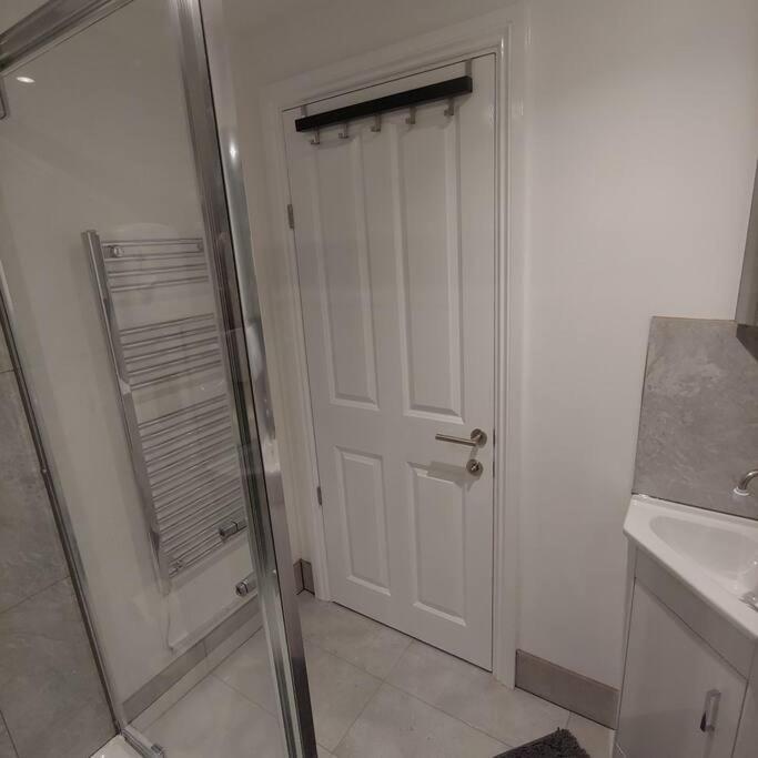 Self Contained, Double Bed Studio, Private Kitchen, Private Bath, Walking Distance To Harry Potter Watford  Bagian luar foto