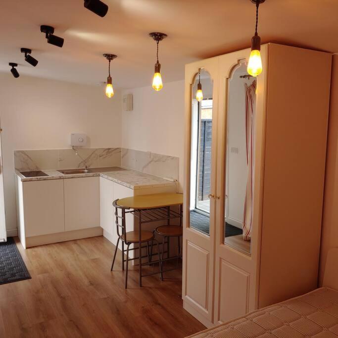 Self Contained, Double Bed Studio, Private Kitchen, Private Bath, Walking Distance To Harry Potter Watford  Bagian luar foto