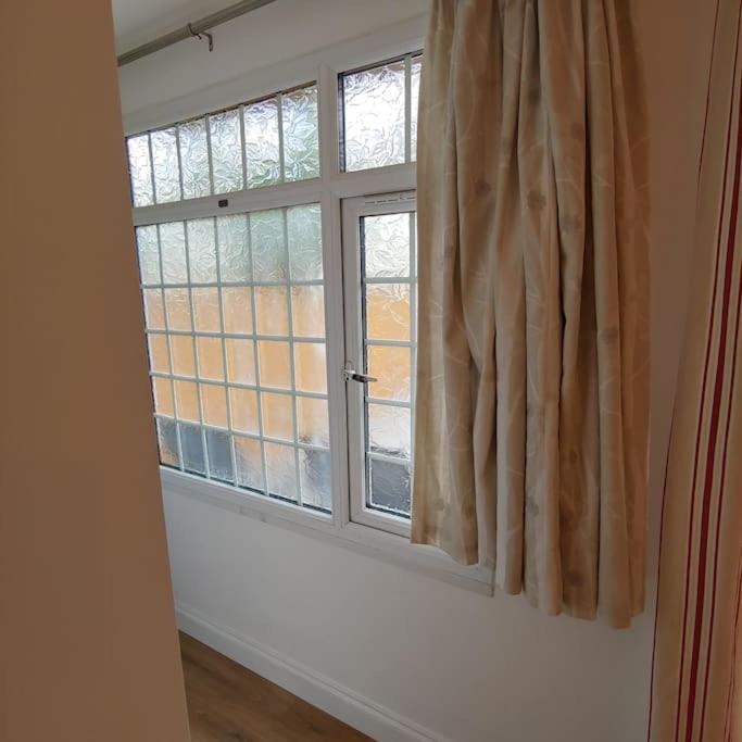 Self Contained, Double Bed Studio, Private Kitchen, Private Bath, Walking Distance To Harry Potter Watford  Bagian luar foto