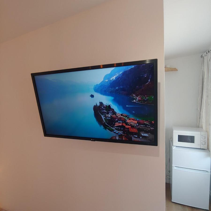Self Contained, Double Bed Studio, Private Kitchen, Private Bath, Walking Distance To Harry Potter Watford  Bagian luar foto