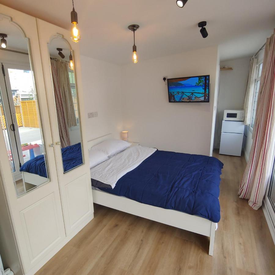 Self Contained, Double Bed Studio, Private Kitchen, Private Bath, Walking Distance To Harry Potter Watford  Bagian luar foto