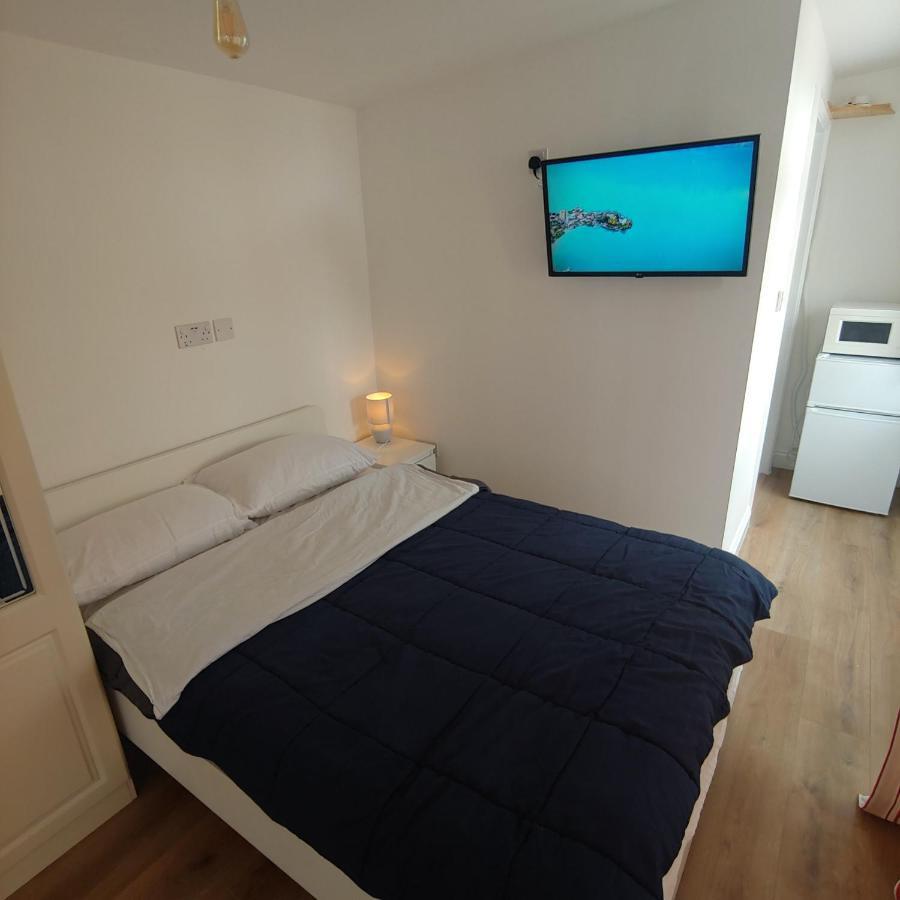Self Contained, Double Bed Studio, Private Kitchen, Private Bath, Walking Distance To Harry Potter Watford  Bagian luar foto