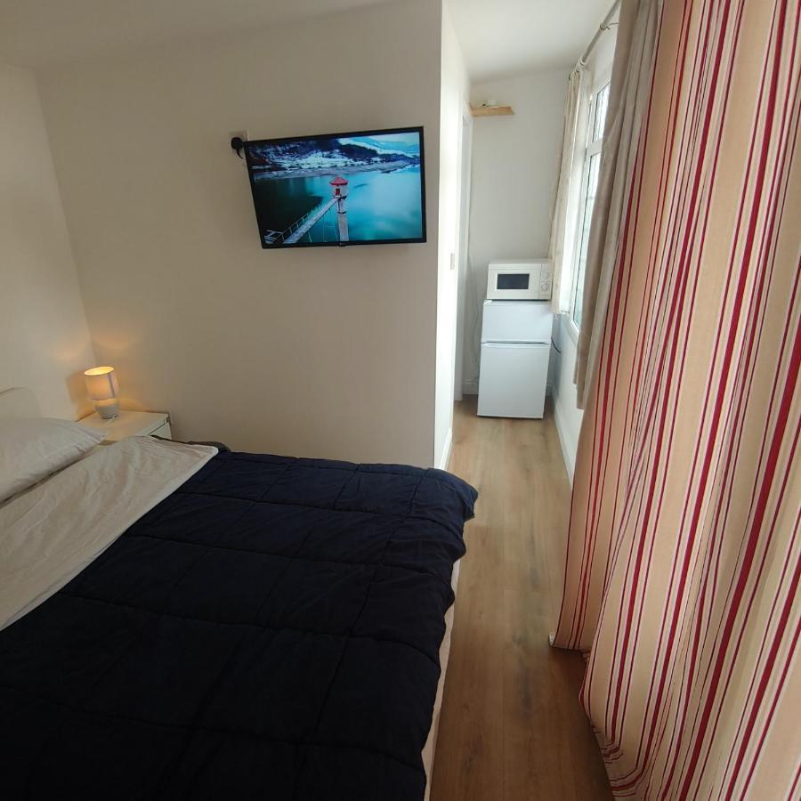Self Contained, Double Bed Studio, Private Kitchen, Private Bath, Walking Distance To Harry Potter Watford  Bagian luar foto