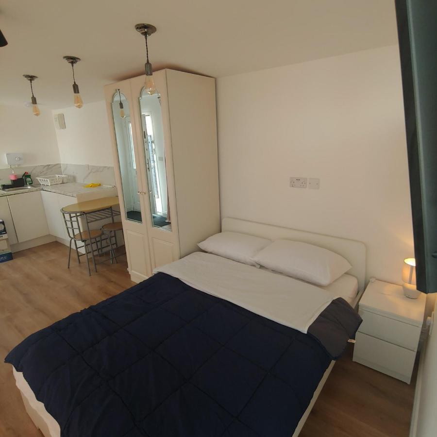 Self Contained, Double Bed Studio, Private Kitchen, Private Bath, Walking Distance To Harry Potter Watford  Bagian luar foto