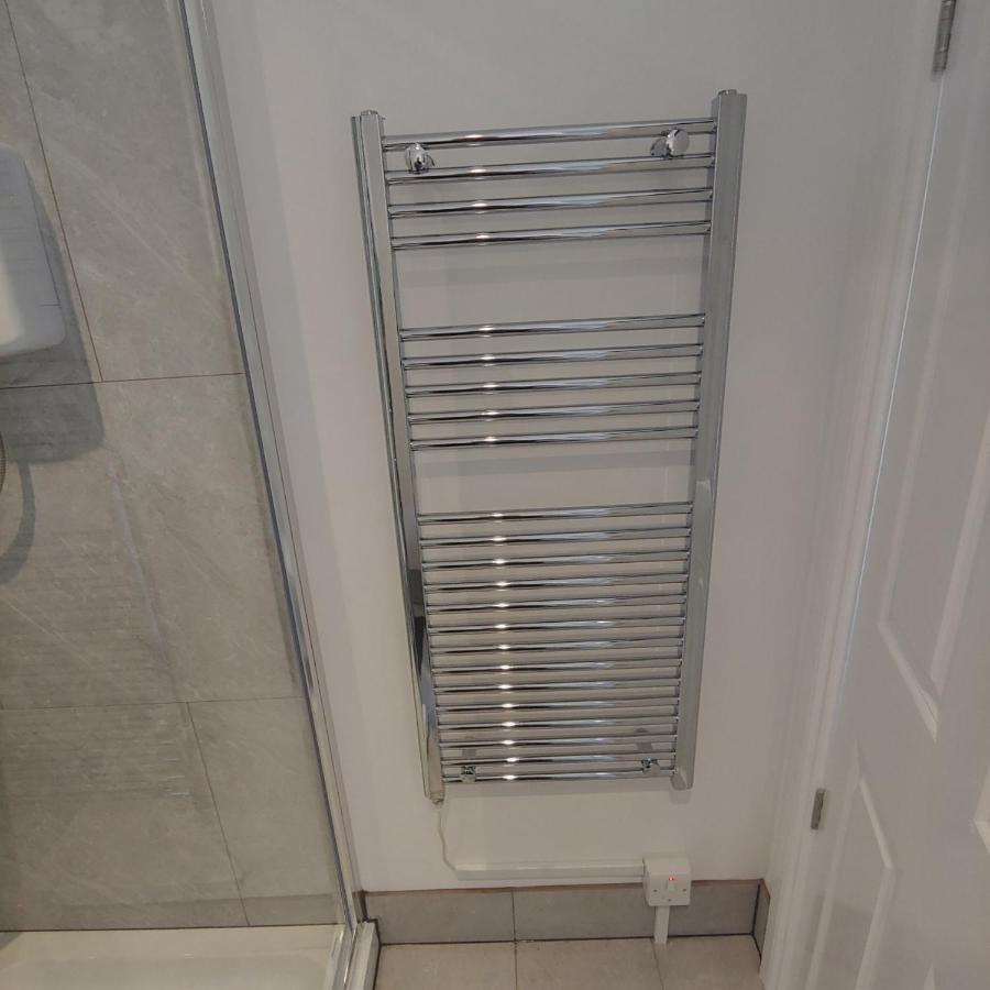 Self Contained, Double Bed Studio, Private Kitchen, Private Bath, Walking Distance To Harry Potter Watford  Bagian luar foto