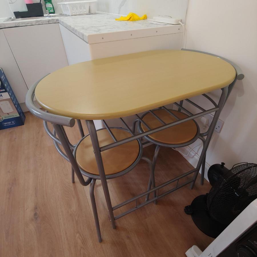 Self Contained, Double Bed Studio, Private Kitchen, Private Bath, Walking Distance To Harry Potter Watford  Bagian luar foto