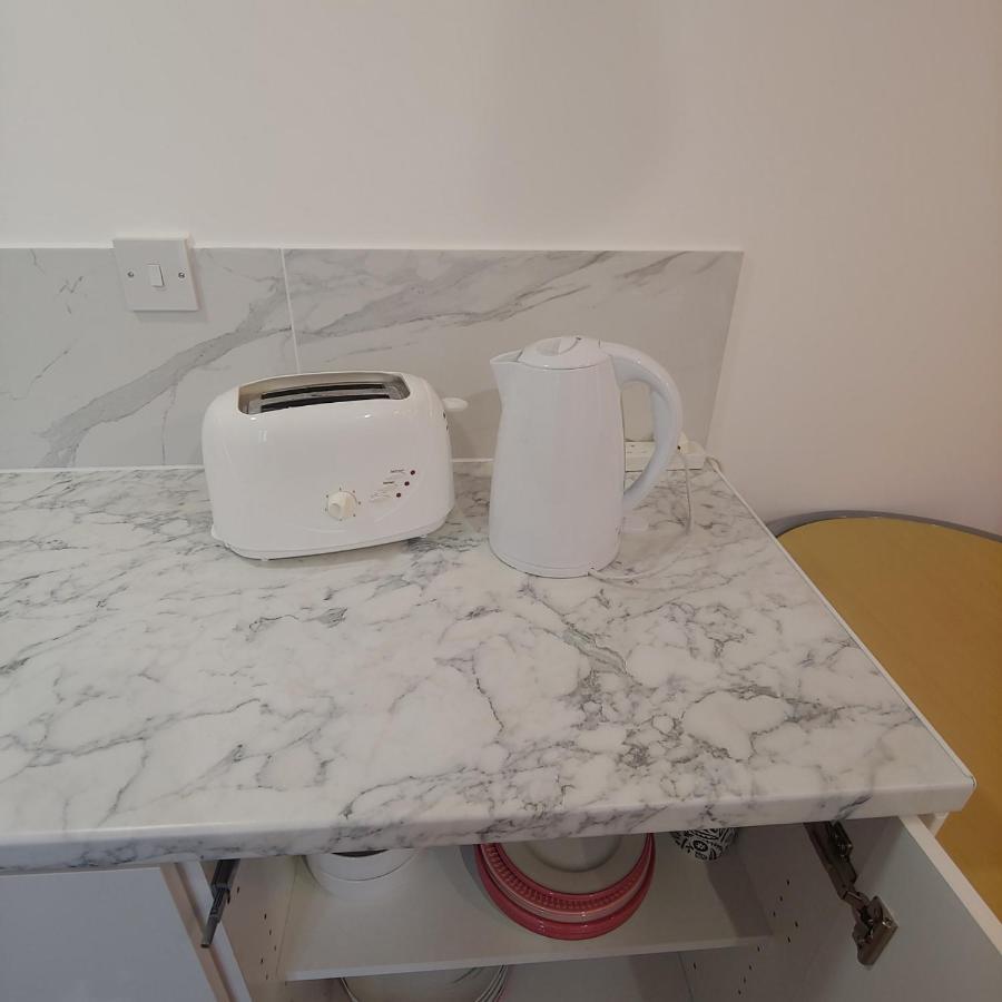 Self Contained, Double Bed Studio, Private Kitchen, Private Bath, Walking Distance To Harry Potter Watford  Bagian luar foto