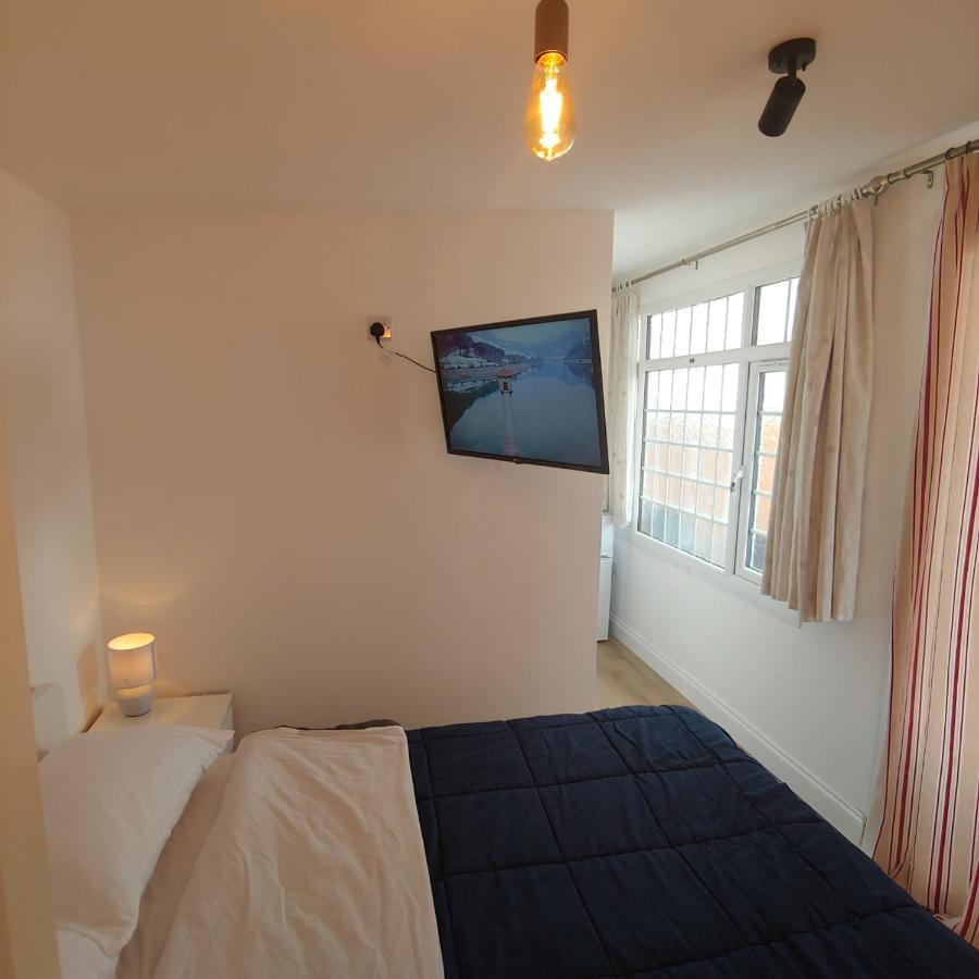 Self Contained, Double Bed Studio, Private Kitchen, Private Bath, Walking Distance To Harry Potter Watford  Bagian luar foto