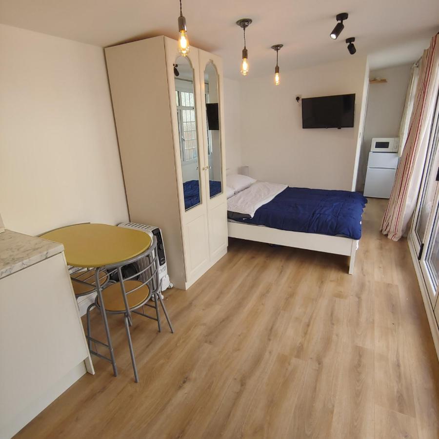 Self Contained, Double Bed Studio, Private Kitchen, Private Bath, Walking Distance To Harry Potter Watford  Bagian luar foto