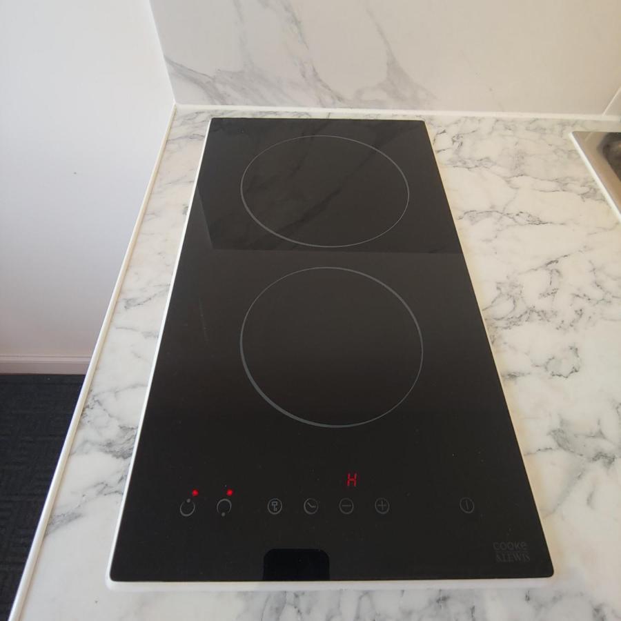 Self Contained, Double Bed Studio, Private Kitchen, Private Bath, Walking Distance To Harry Potter Watford  Bagian luar foto