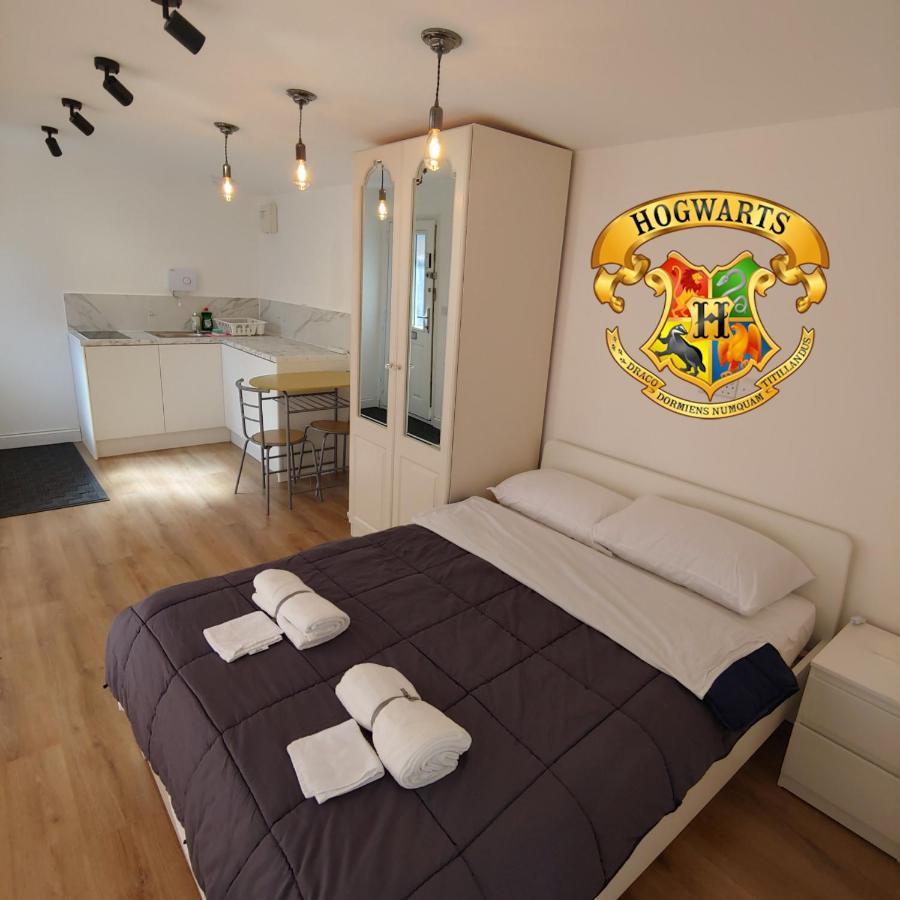 Self Contained, Double Bed Studio, Private Kitchen, Private Bath, Walking Distance To Harry Potter Watford  Bagian luar foto