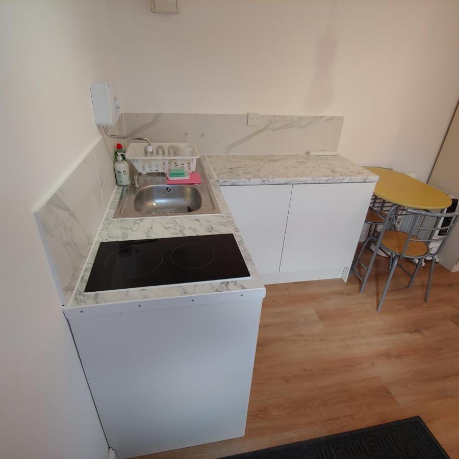 Self Contained, Double Bed Studio, Private Kitchen, Private Bath, Walking Distance To Harry Potter Watford  Bagian luar foto