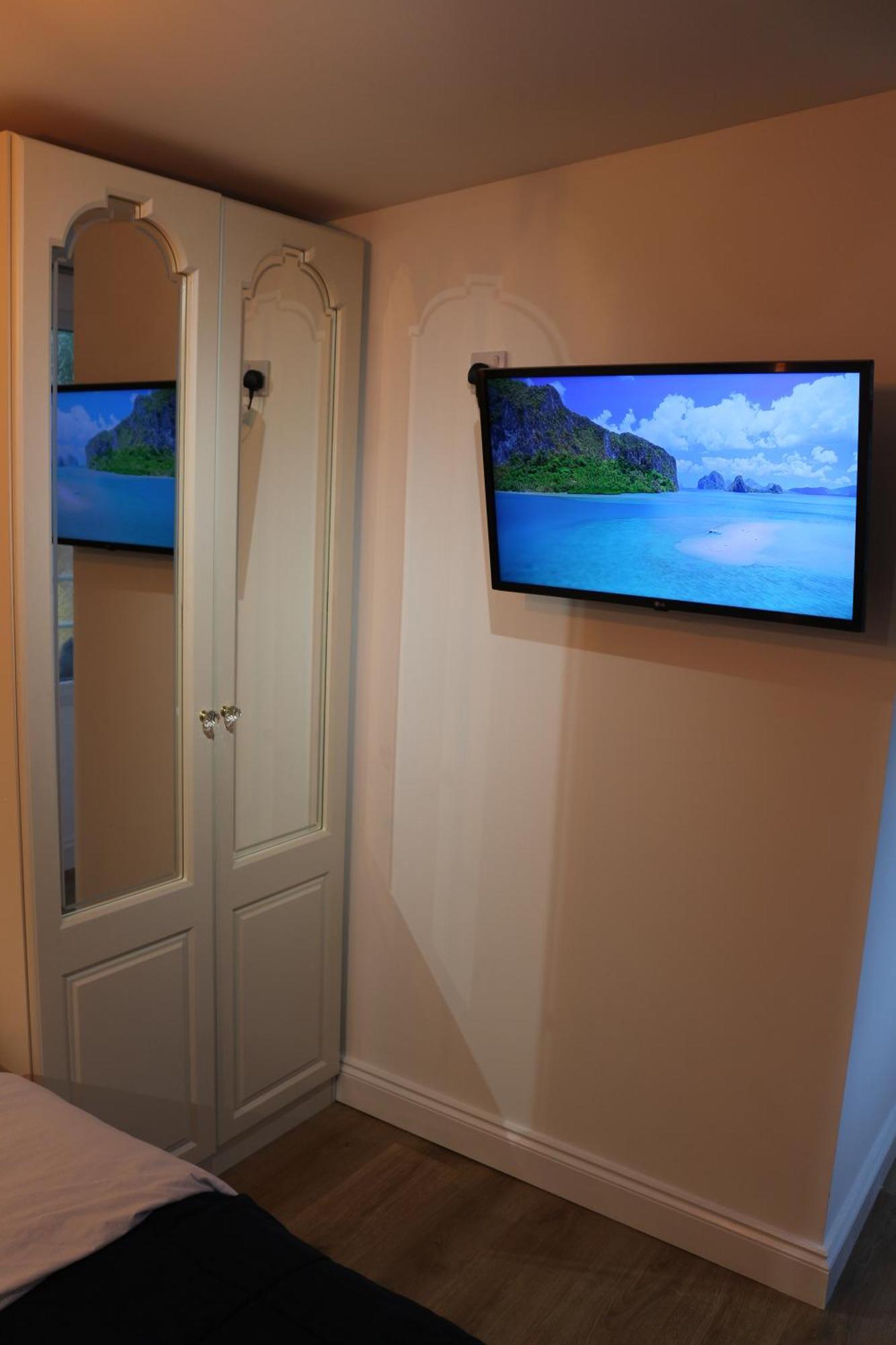 Self Contained, Double Bed Studio, Private Kitchen, Private Bath, Walking Distance To Harry Potter Watford  Bagian luar foto