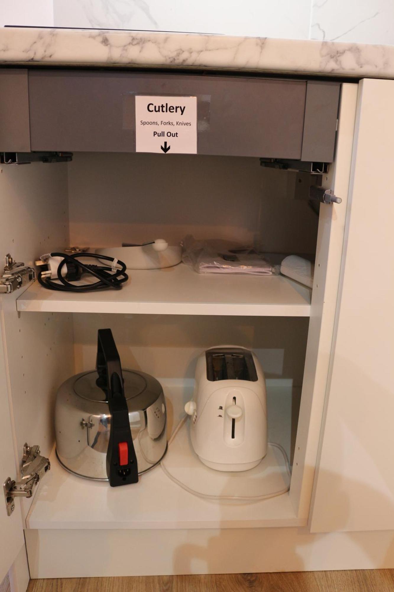 Self Contained, Double Bed Studio, Private Kitchen, Private Bath, Walking Distance To Harry Potter Watford  Bagian luar foto