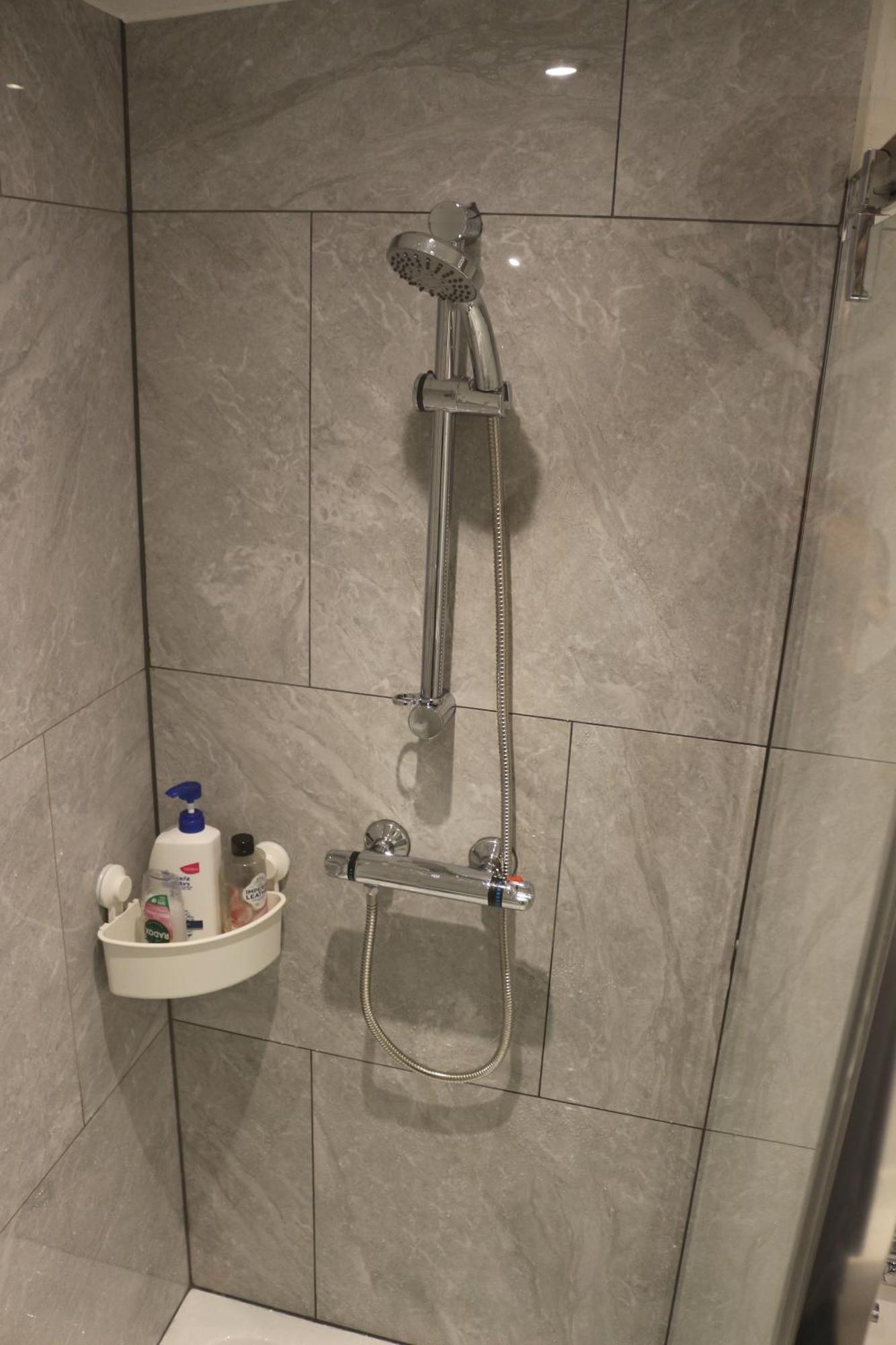 Self Contained, Double Bed Studio, Private Kitchen, Private Bath, Walking Distance To Harry Potter Watford  Bagian luar foto