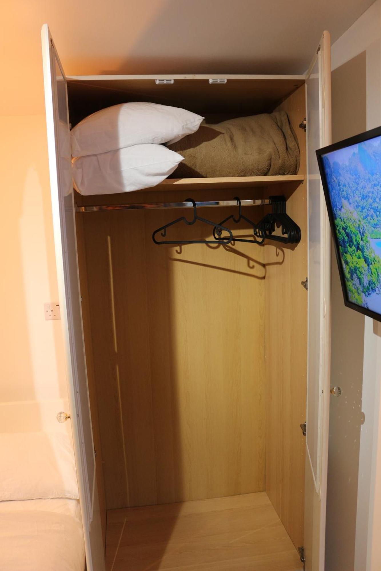 Self Contained, Double Bed Studio, Private Kitchen, Private Bath, Walking Distance To Harry Potter Watford  Bagian luar foto