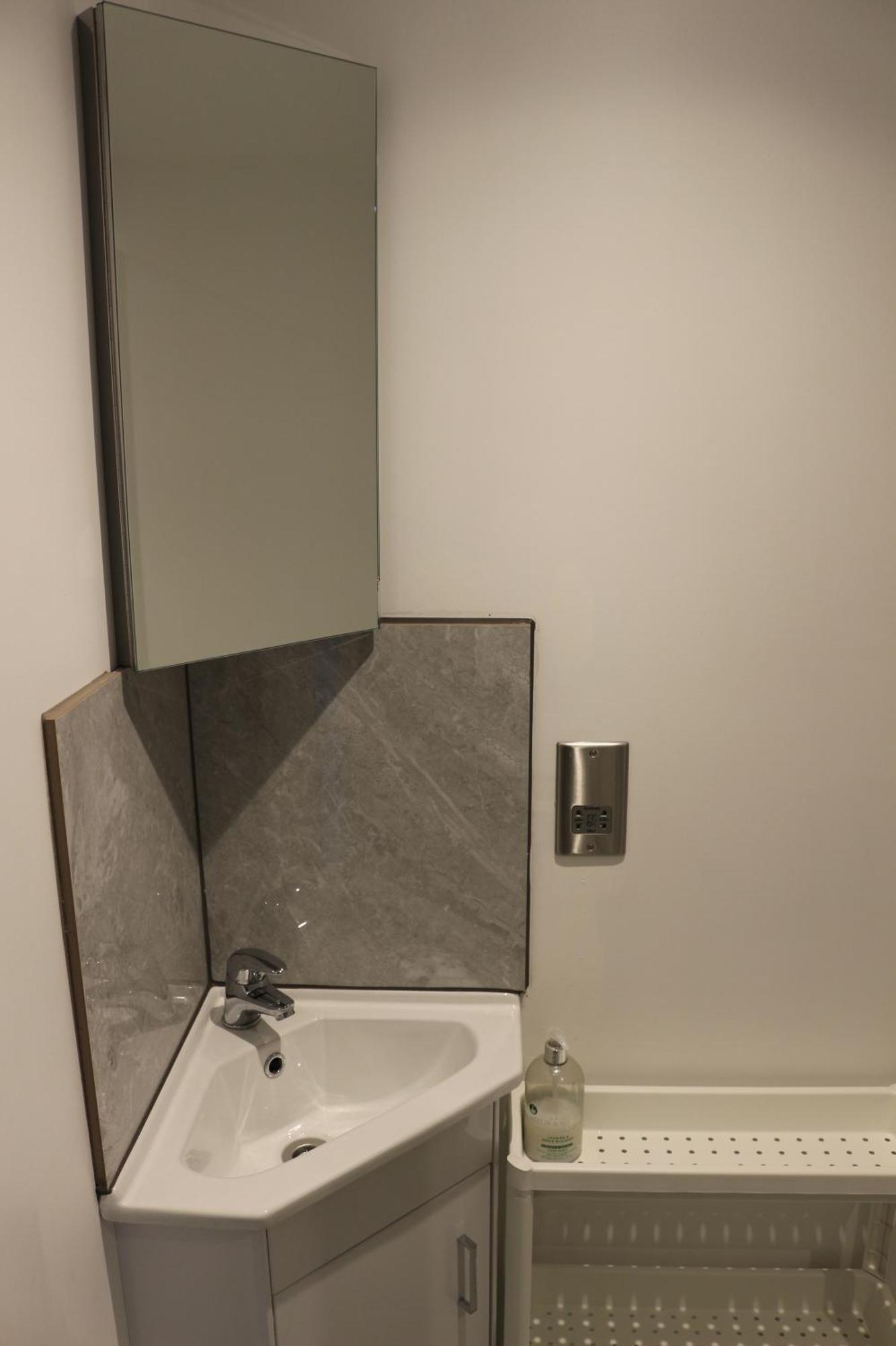 Self Contained, Double Bed Studio, Private Kitchen, Private Bath, Walking Distance To Harry Potter Watford  Bagian luar foto