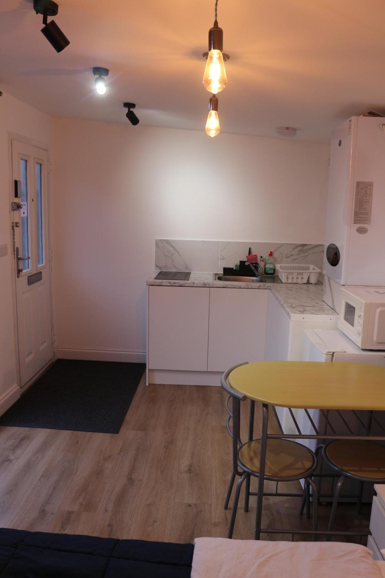 Self Contained, Double Bed Studio, Private Kitchen, Private Bath, Walking Distance To Harry Potter Watford  Bagian luar foto