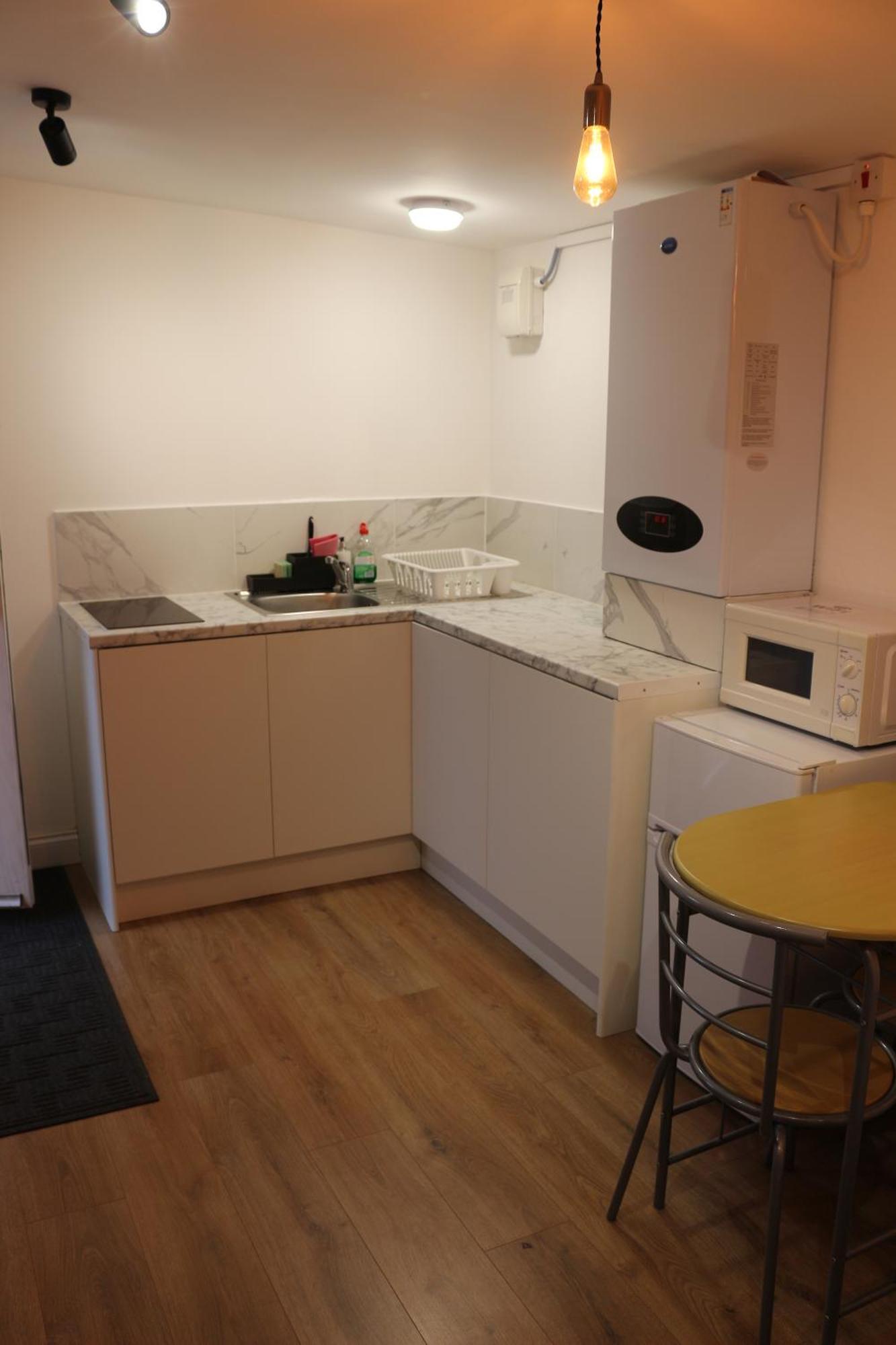 Self Contained, Double Bed Studio, Private Kitchen, Private Bath, Walking Distance To Harry Potter Watford  Bagian luar foto