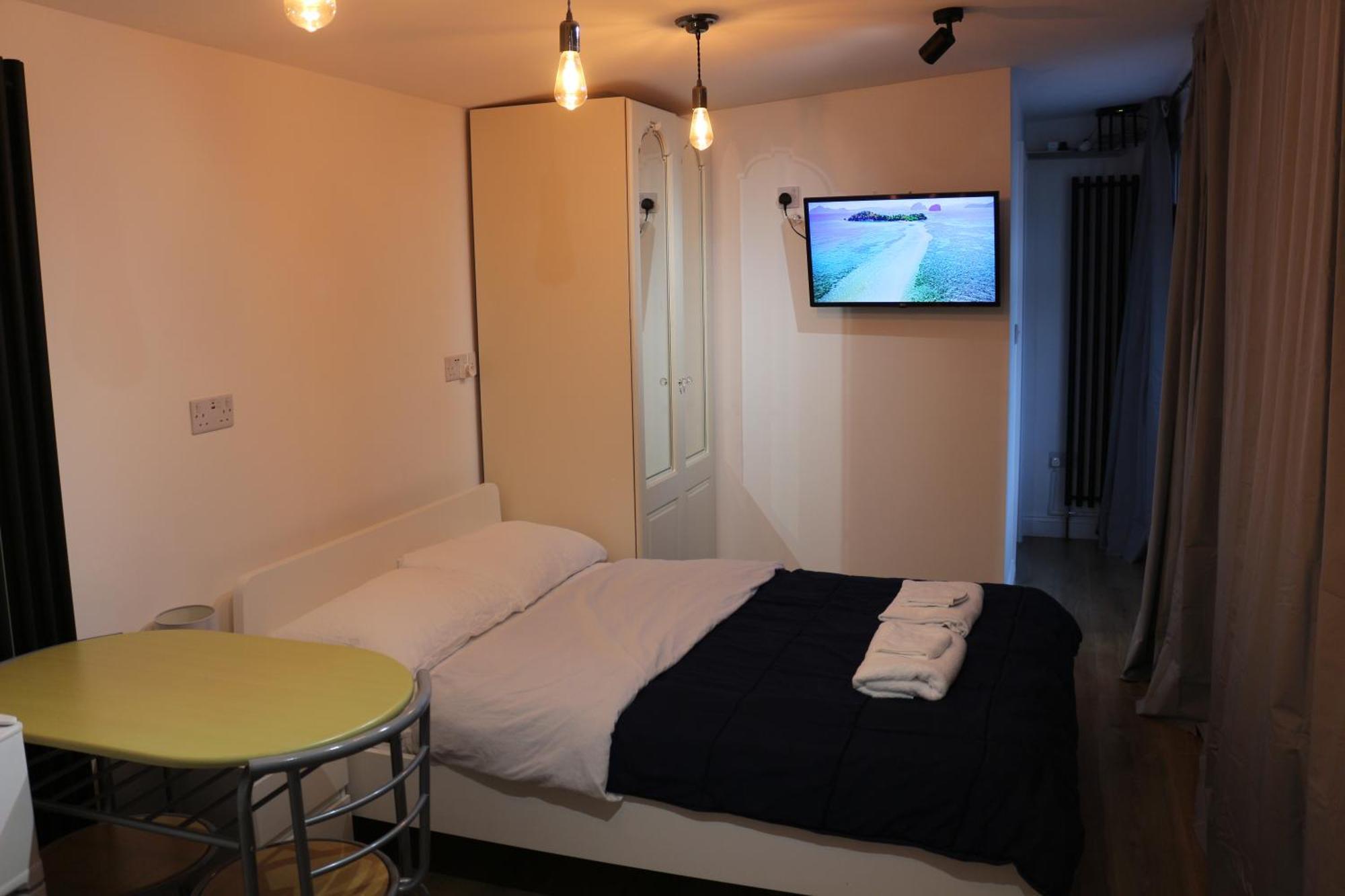 Self Contained, Double Bed Studio, Private Kitchen, Private Bath, Walking Distance To Harry Potter Watford  Bagian luar foto
