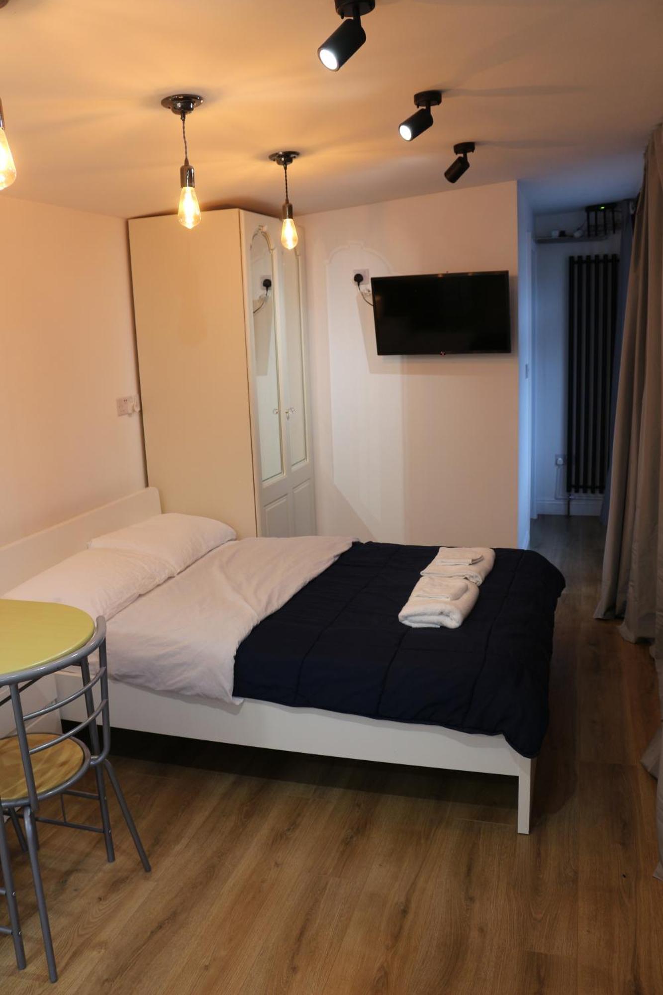 Self Contained, Double Bed Studio, Private Kitchen, Private Bath, Walking Distance To Harry Potter Watford  Bagian luar foto