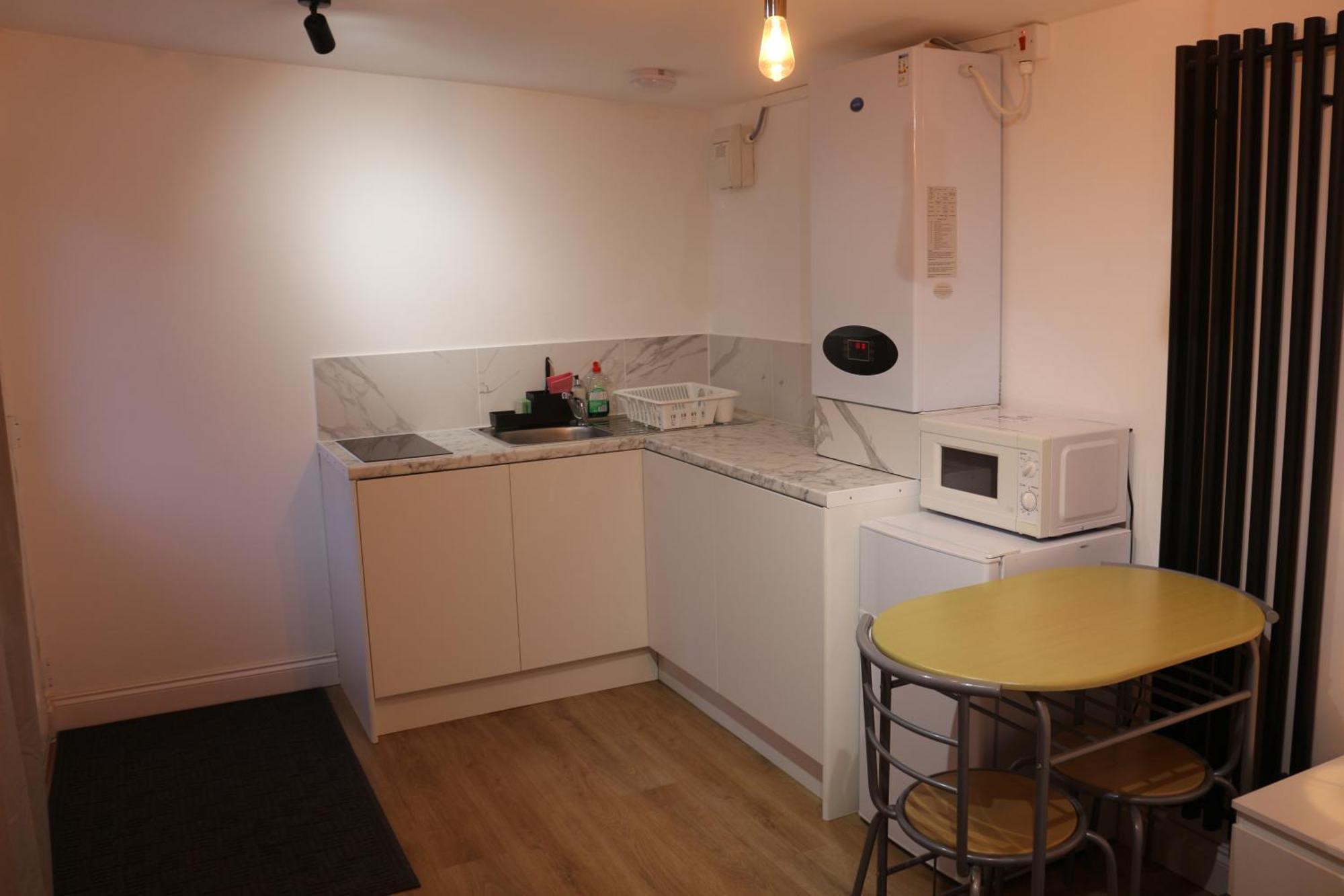 Self Contained, Double Bed Studio, Private Kitchen, Private Bath, Walking Distance To Harry Potter Watford  Bagian luar foto